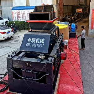 大型彈簧式對輥制砂機設備發(fā)貨圖片