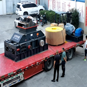時產100多噸大型對輥破碎機發往湖北河卵石制砂