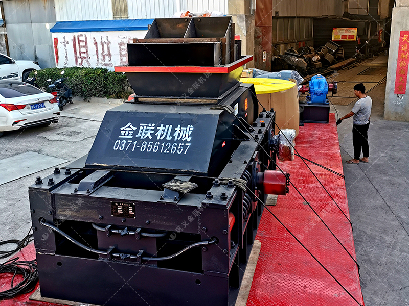 2PG1000x700型直連式液壓對輥制砂機發(fā)往新疆