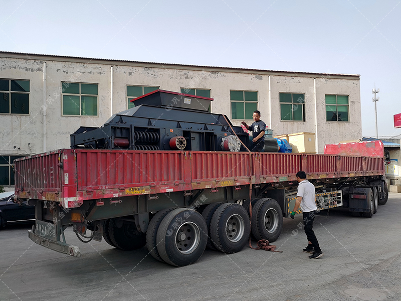 1500x800直連式大型液壓對輥破碎機發往陜西