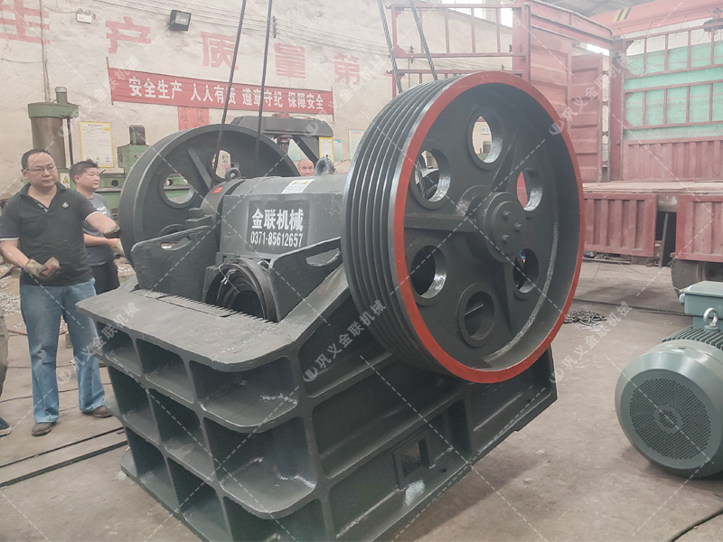小型顎式破碎機發(fā)貨圖片_發(fā)往重慶_破碎礦石