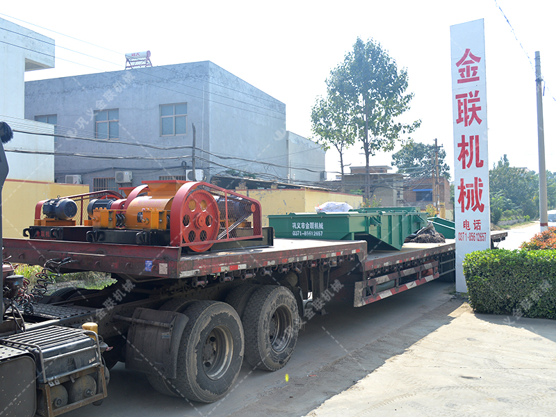 兩臺小型對輥破碎機(jī)和直線篩發(fā)貨圖片_發(fā)往江蘇南通_處理硅石