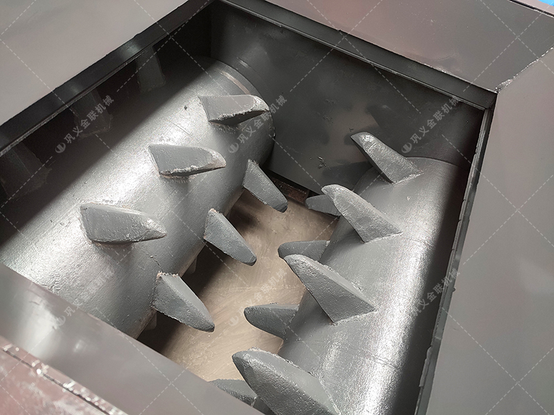 煤矸石卡機、磨損大？雙齒輥破碎機：高強度合金齒輥，專治復雜質地